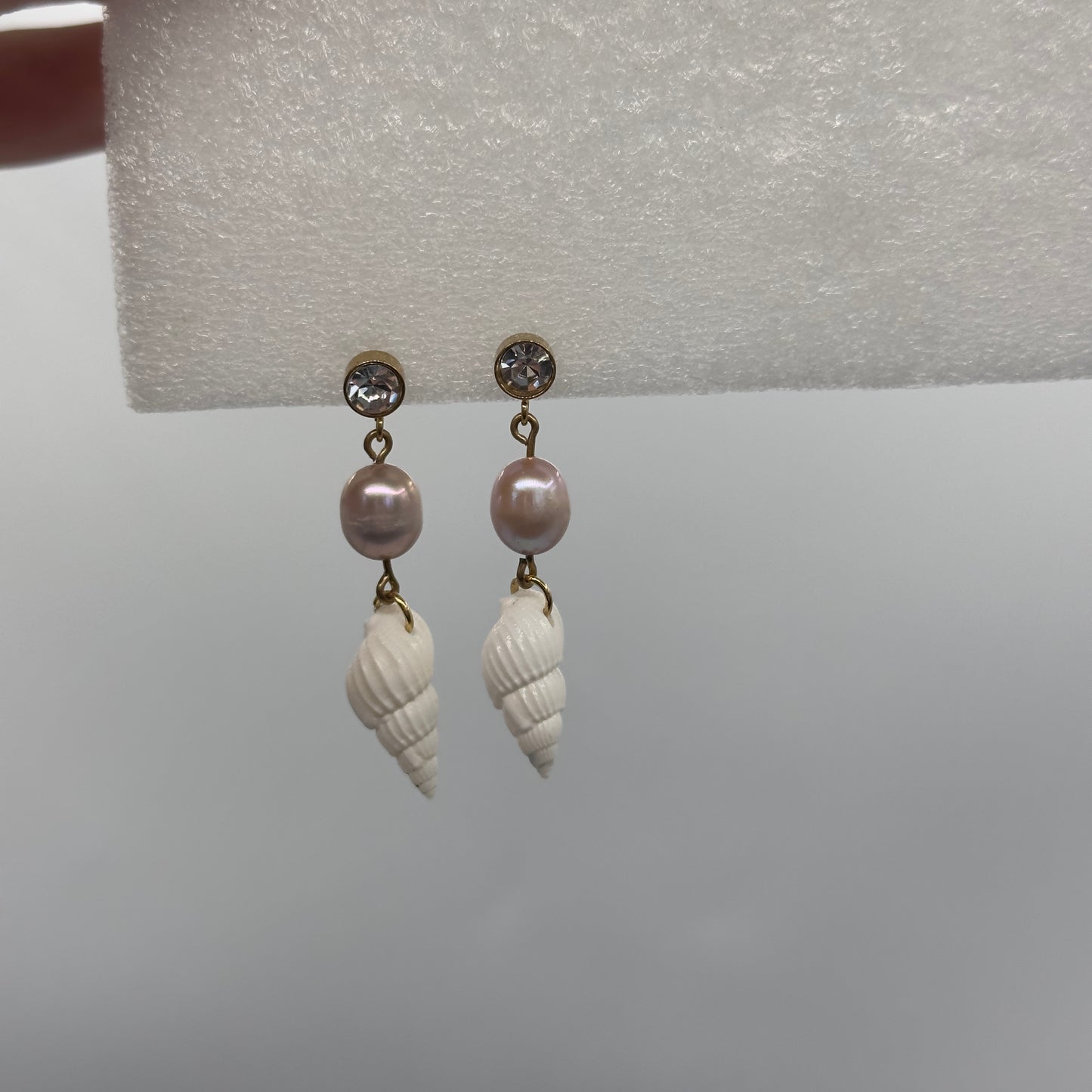 White shells pearl earrings