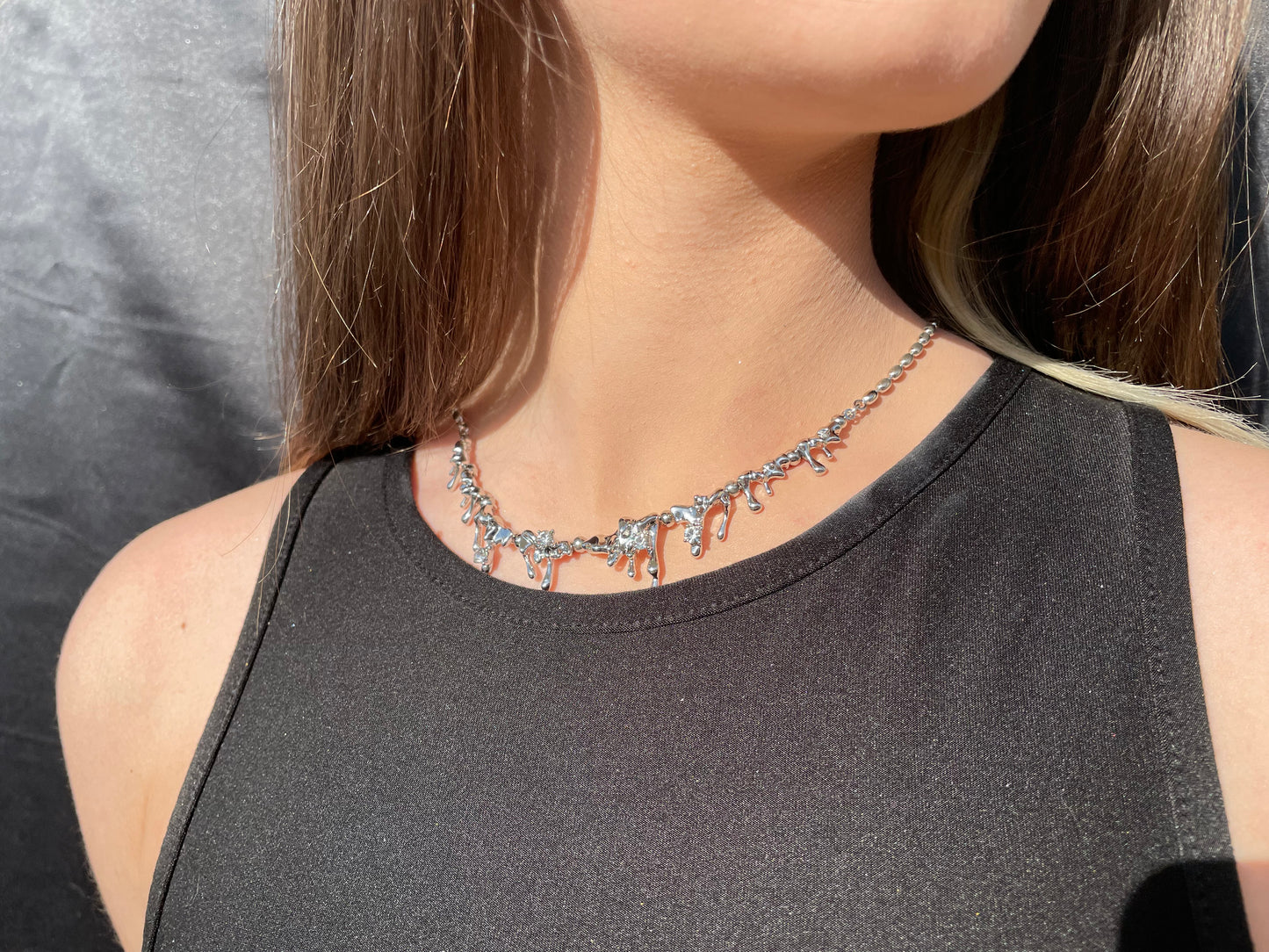 Flowing sparkly chain
