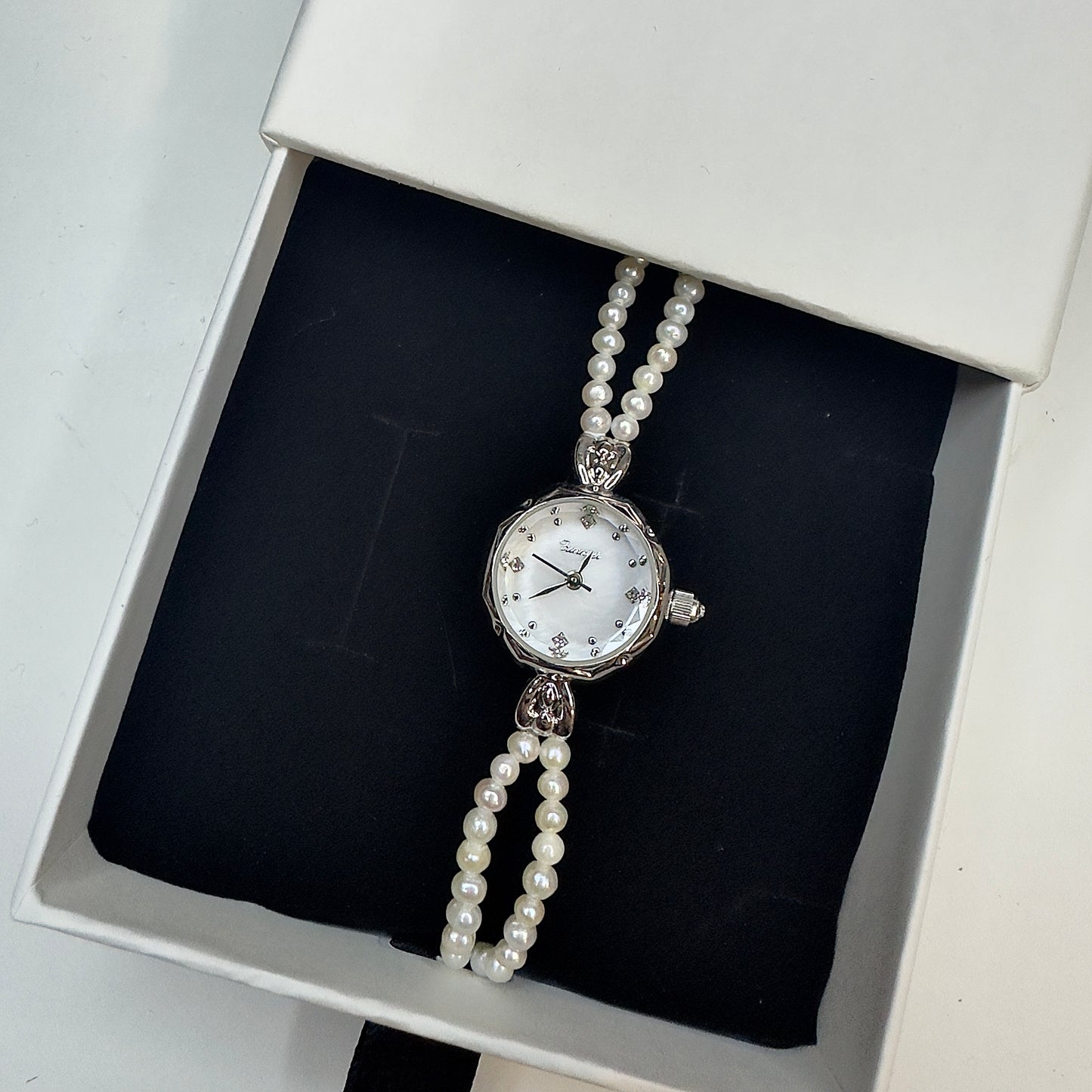 Elegant pearls watch