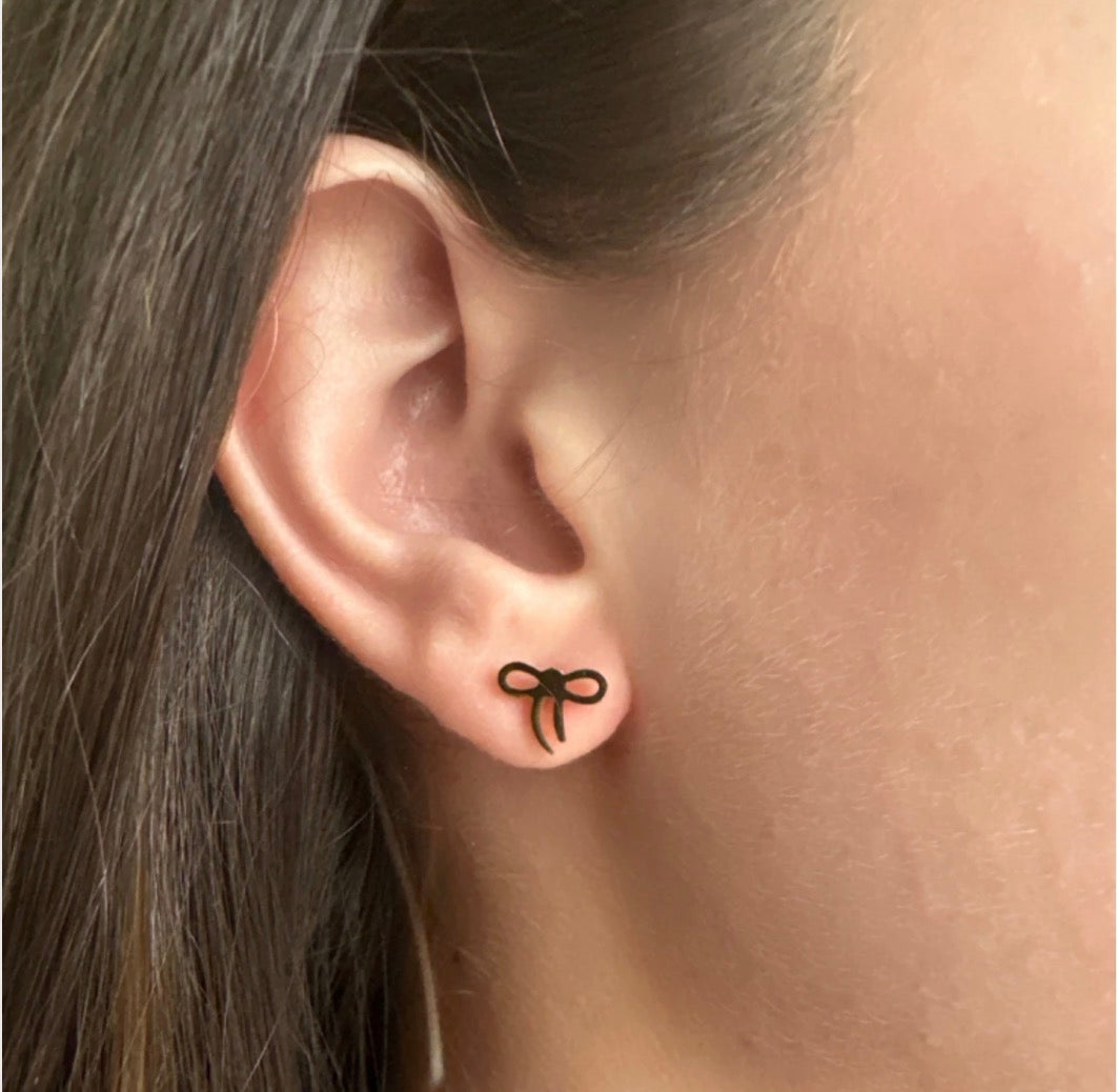 Minimalistic gold bow earrings