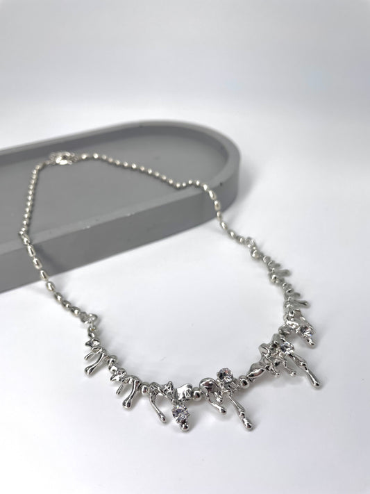 Flowing sparkly chain