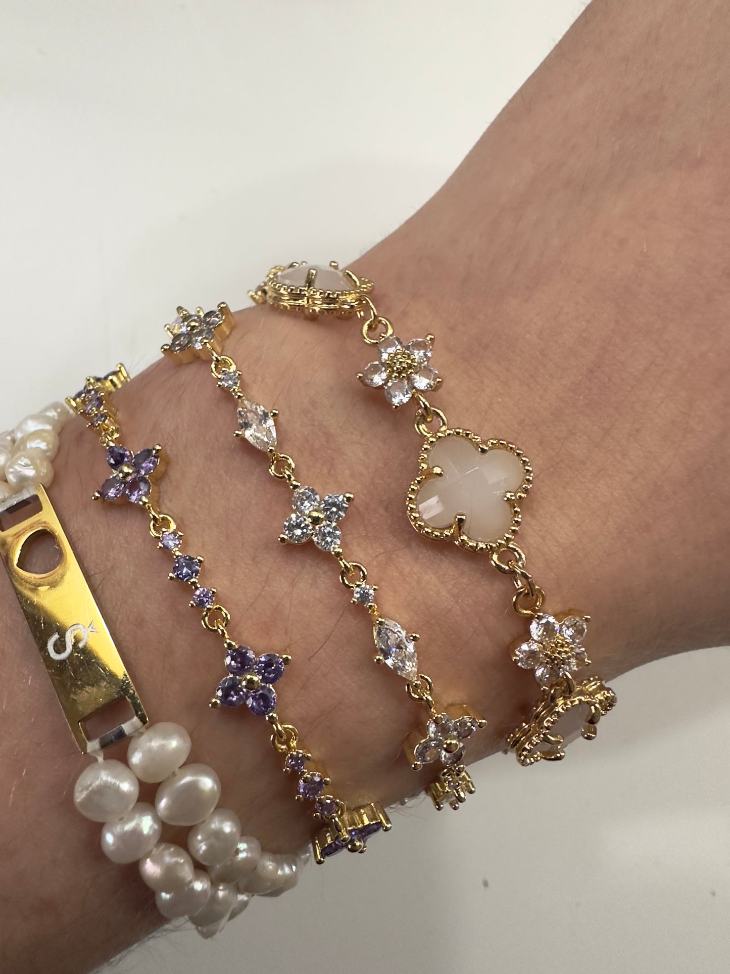 Elegant flowers gold bracelet