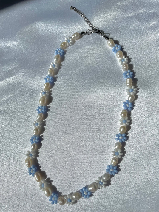 Pearly soft flower necklace
