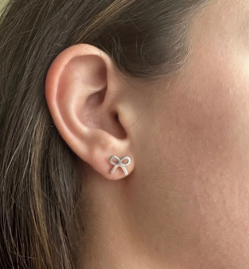 Minimalistic silver bow earrings